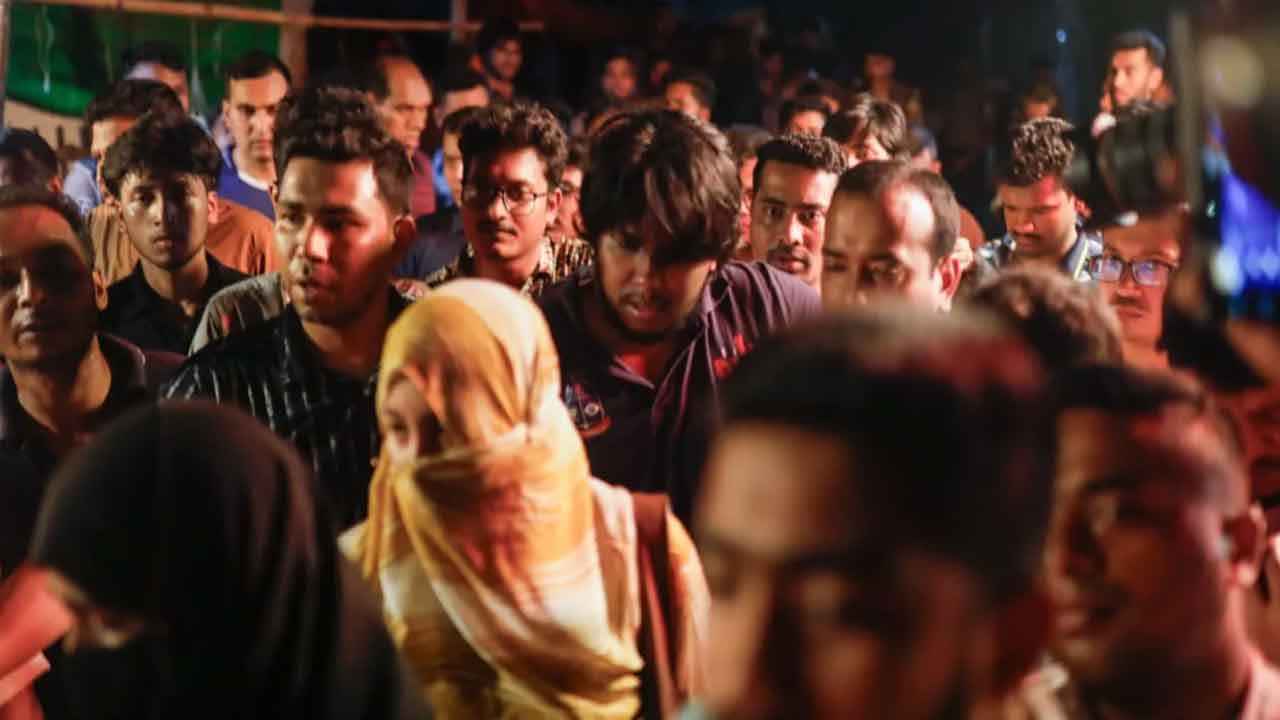 থানার ভেতরে ডাকসু নেতাদের ওপর হামলা, পুলিশের ভূমিকা নিয়ে প্রশ্ন