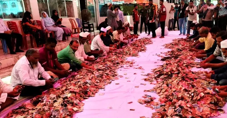  শাহজালালের মাজারের দানবাক্স  খোলে টাকা গণনা চলছে